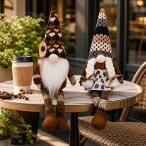 Coppia di gnomi di peluche a tema caffè seduti su un tavolino da caffè in marmo