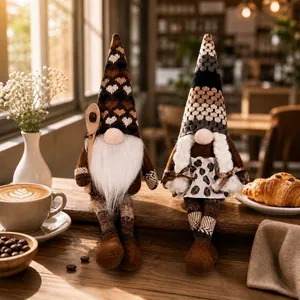 Primo piano di gnomi di peluche a tema caffè su un bancone di legno in un bar soleggiato