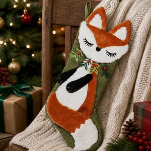 Vista dettagliata di una calza di Natale in maglia con design di volpe in peluche 3D