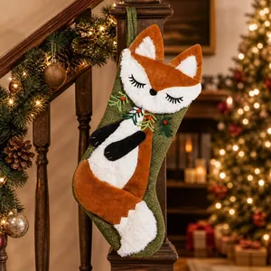 Dettaglio di una calza di Natale in peluche a forma di volpe appesa a una scala decorata