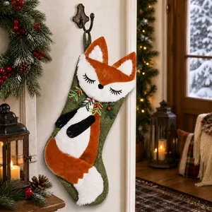 Dettaglio di una calza di Natale in peluche a forma di volpe in un ambiente festoso