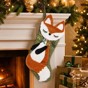 Dettaglio calza di Natale volpe di peluche appesa vicino al caminetto accogliente