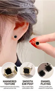 Detailansicht der schwarzen geometrischen quadratischen Ohrstecker mit Handwerkskunst