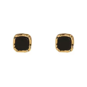 Elegante schwarze geometrische quadratische Ohrstecker mit goldenem Rahmen für Damen.