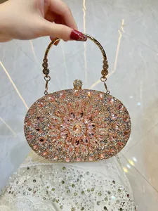 Detailansicht einer ovalen Abendtasche, besetzt mit rosa und silbernen Strasssteinen.