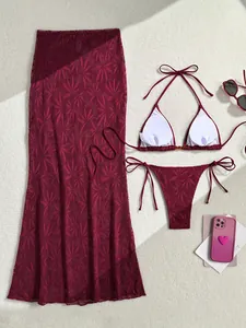 Vue à plat d'un ensemble bikini 3 pièces en dentelle bordeaux avec jupe longue assortie.