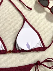 Vue détaillée montrant le coussinet amovible et la doublure en maille du haut de bikini bordeaux