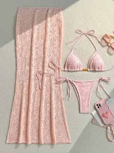 Vue détaillée de l'ensemble de bikini rose 3 pièces en dentelle avec jupe maxi