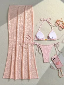 Vue détaillée de l'ensemble bikini rose 3 pièces avec jupe en dentelle et accessoires