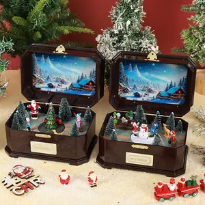Primer plano de una caja de música navideña con tren giratorio y escena invernal en miniatura