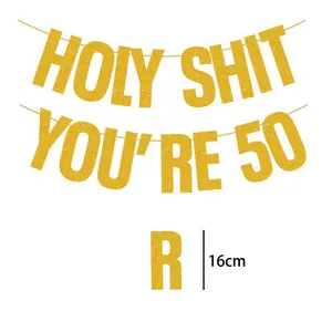 Detail van gouden glitter 'Holy Shit You're 50' feestbanner met 16 cm letterhoogte