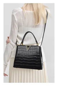 Mannequin de dos portant un sac à main noir à motif crocodile pour un style quotidien.