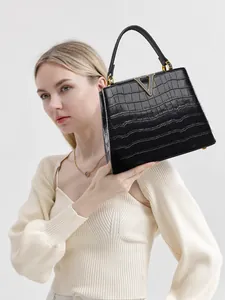 Sac à main élégant à motif crocodile noir avec quincaillerie en forme de V dorée