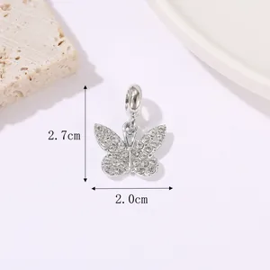 Vista dettagliata che mostra le dimensioni 2,7x2,0cm di un ciondolo a farfalla strass