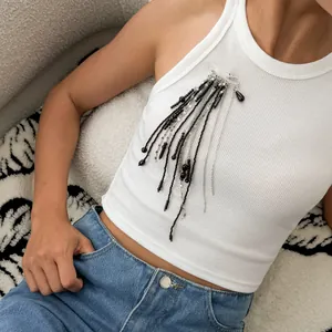 Vue détaillée de la broche à glands tendance avec perles noires et chaînes en cristal