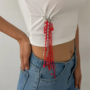 Vue détaillée d'une broche épingle à nourrice avec perles rouges et chaînes argentées