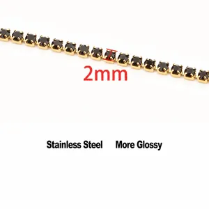 Dettaglio macro di una catena a griffe dorata in acciaio inossidabile da 2mm con strass neri