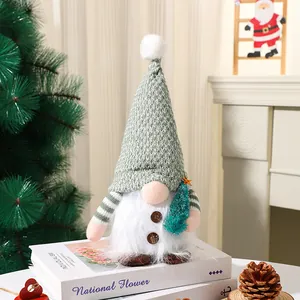 Gnomo di Natale luminoso fatto a mano con cappello grigio a maglia e piccolo albero