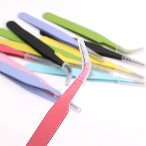 Makroansicht der rosa Pinzette mit gebogener Spitze aus einer bunten DIY-Kollektion