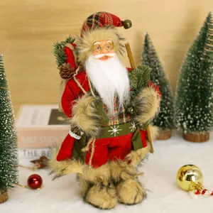Detailansicht einer stehenden Weihnachtsmann-Stoffpuppe mit Kunstfell und Tannenzweig.