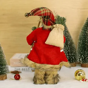 Rückansicht der 9 cm großen stehenden Weihnachtsmann-Plüschfigur mit rotem Mantel und Mütze