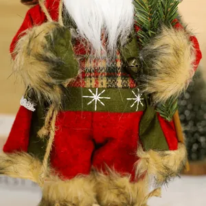 Detailansicht der stehenden Weihnachtsmann-Figur mit Kunstpelz und Schneeflocken.