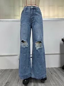 Detailansicht hellblaue weite Jeans mit zerstörtem, zerrissenem Kniedesign