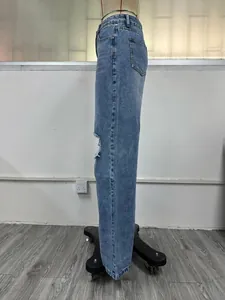 Seitenansicht einer lockeren Jeans mit weitem Bein und gerissenem Knie