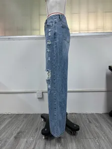 Seitenansicht einer weiten Damen-Jeanshose mit modischen Rissen direkt am Knie.