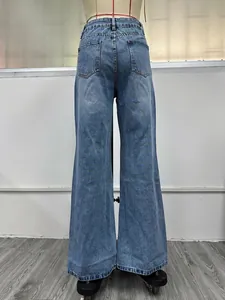 Rückansicht Detail der blauen Wide-Leg-Denim-Jeans mit hoher Taille und Gesäßtaschen