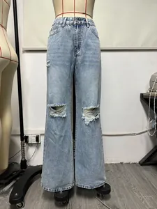 Detailansicht der hellblauen weiten Distressed-Jeans mit modischen Rissen an den Knien.