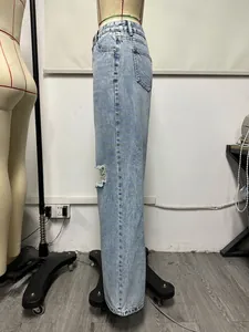 Detaillierte Seitenansicht der hellblauen, locker geschnittenen Wide-Leg-Ripped-Jeans