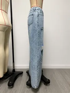 Detaillierte Seitenansicht der hellblauen Destroyed-Jeans mit weitem Bein für Damen