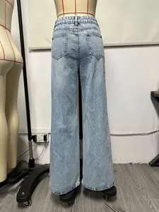 Rückansicht einer hellblauen Damen-Jeans mit weitem Bein auf einer Schaufensterpuppe