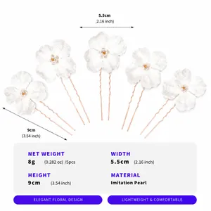Detailansicht der 9 cm weißen Stoffblumen-Haarnadeln mit Perlenimitat-Verzierungen.