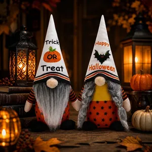Gros plan sur deux gnomes d'Halloween avec chapeaux Trick or Treat et Happy Halloween