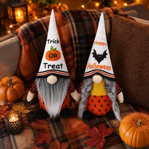Paire de gnomes d'Halloween avec imprimés Trick or Treat et Happy Halloween sur chapeaux