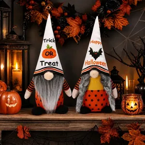 Gros plan de deux gnomes d'Halloween avec motifs de citrouille et chauve-souris.
