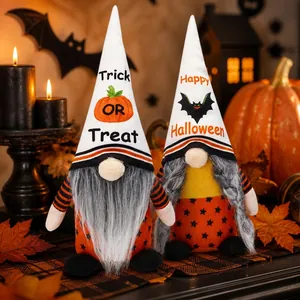 Vue détaillée de gnomes d'Halloween avec des chapeaux festifs Trick or Treat et Happy Halloween