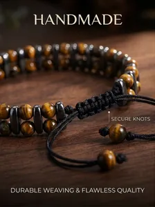 Detalle de primer plano del nudo ajustable en pulsera de doble fila de ojo de tigre