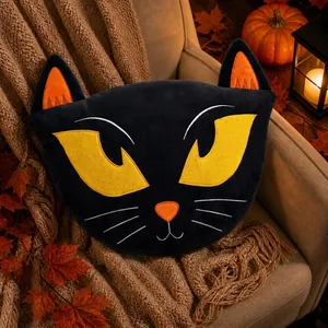 Simpatico cuscino di peluche a forma di gatto nero di Halloween su una comoda poltrona