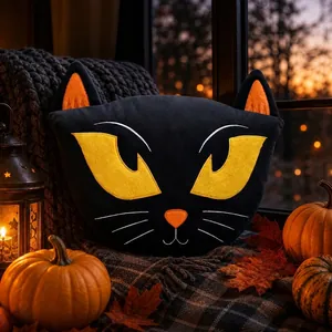 Vista dettagliata di un cuscino di peluche a forma di testa di gatto nero per Halloween
