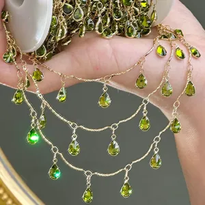 Goldkette mit olivgrünen Tropfenkristallen für DIY-Schmuckherstellung.