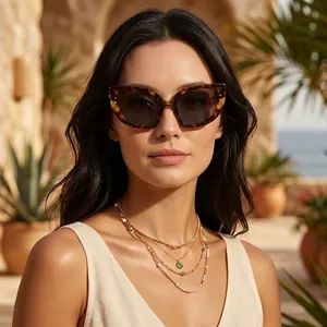 Eleganti occhiali da sole cat-eye oversize tartarugati da donna, stile resort di lusso.