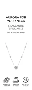 Dettaglio di una collana in argento sterling 925 con moissanite e piccoli accenti di pietre.