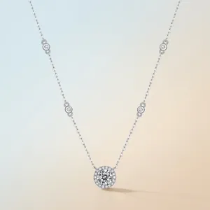Elegante collana con pendente halo in argento 925 e moissanite con catena sottile