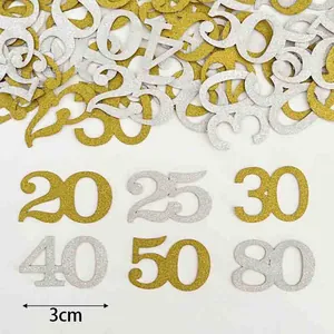 Close-up van gouden en zilveren glitter cijferconfetti van 3 cm voor verjaardagsfeestjes