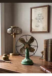 Detail van een vintage stijl hars ventilator ornament in een nostalgische bureauomgeving