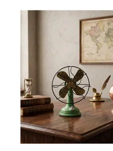 Gedetailleerd overzicht van een vintage groene harsventilator decoratie in een klassieke kamer