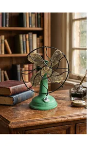 Rustiek vintage hars ventilatorornament op een houten bureau met boeken